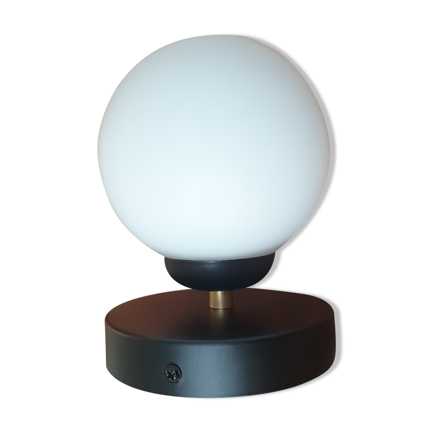 Apply matte white opaline ball