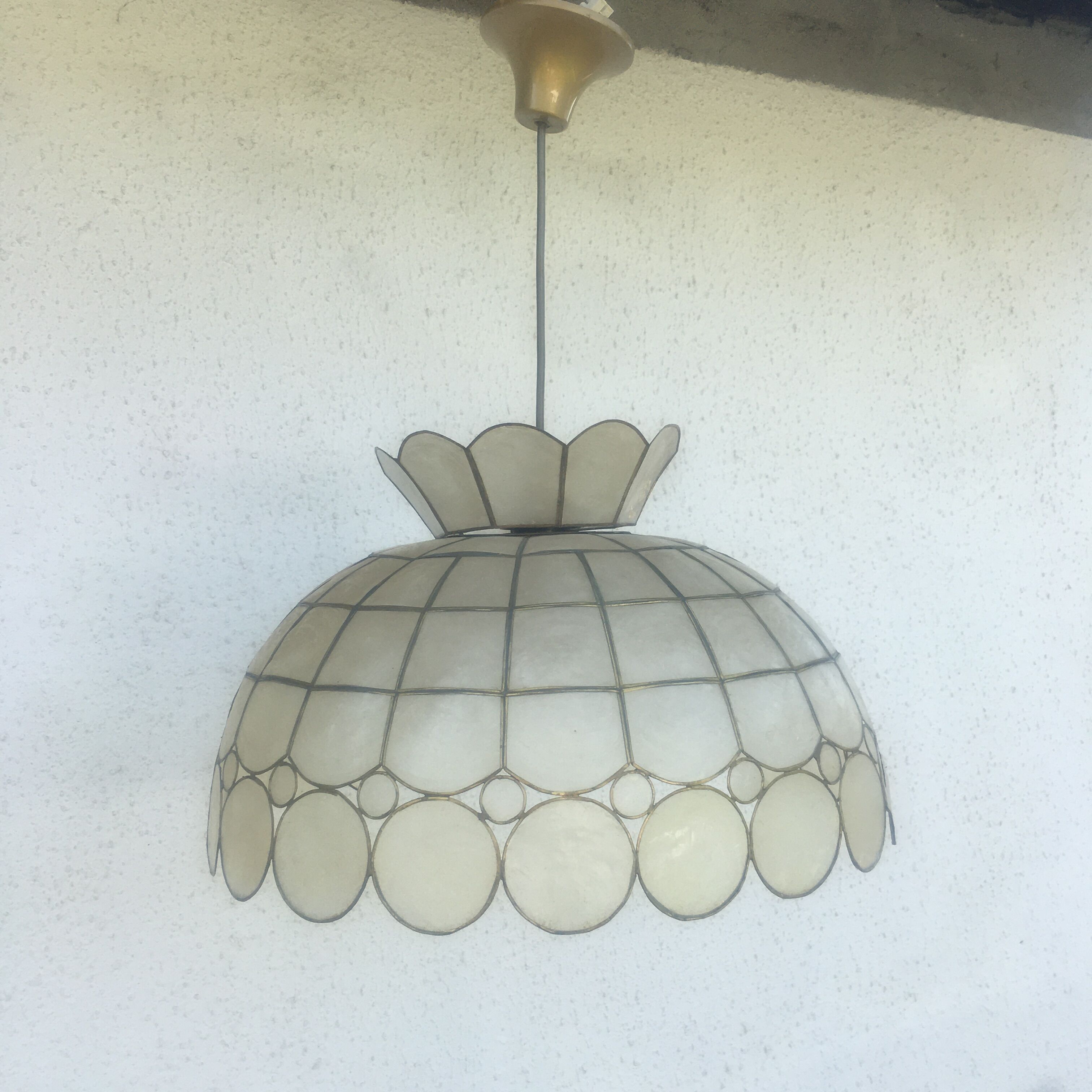 Mother-of-pearl suspension