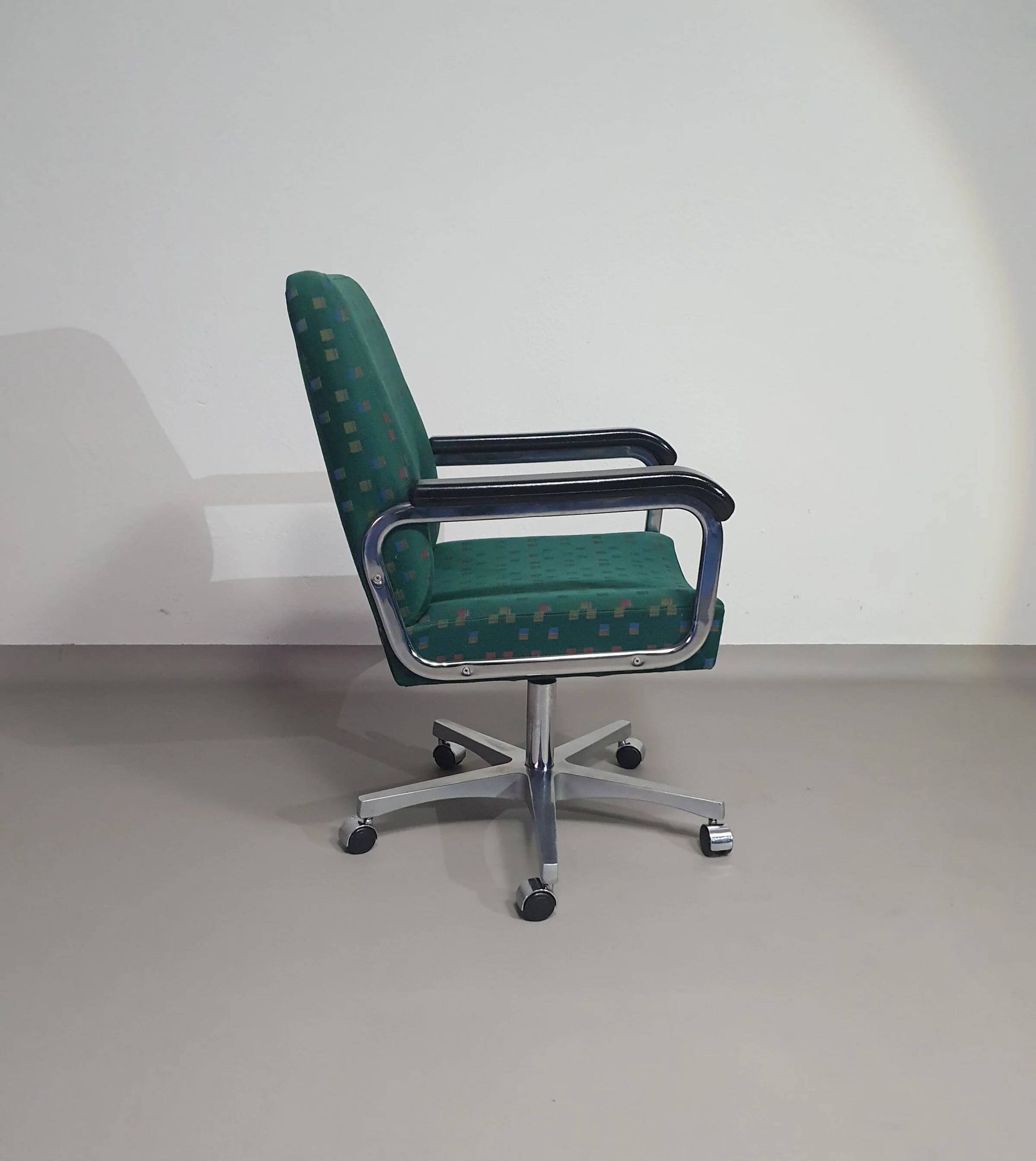 Office chair with armrests / turnable / not height adjustable