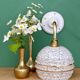 Applique coudée globe vintage en verre de Clichy blanc et doré