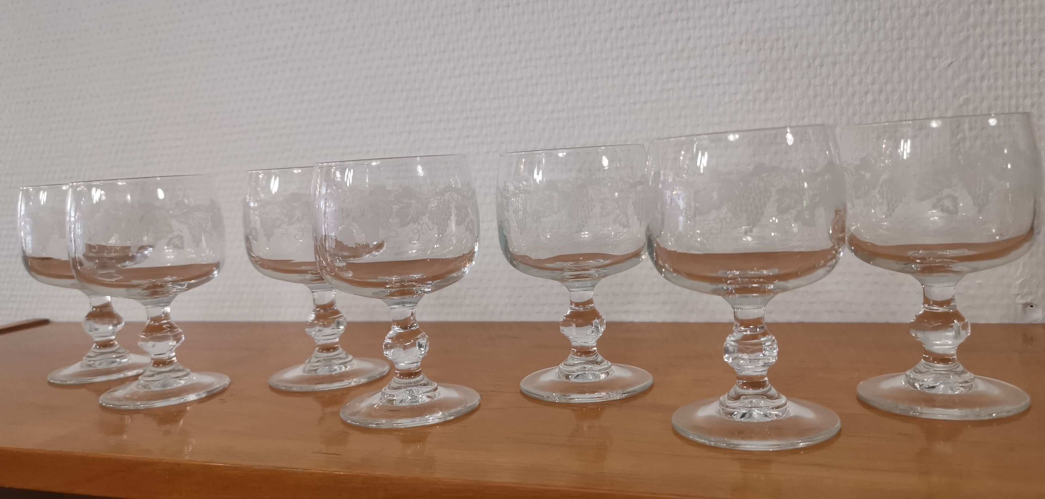 Set of 7 white wine glasses on feet, grape decoration and Luminarc vine shoot