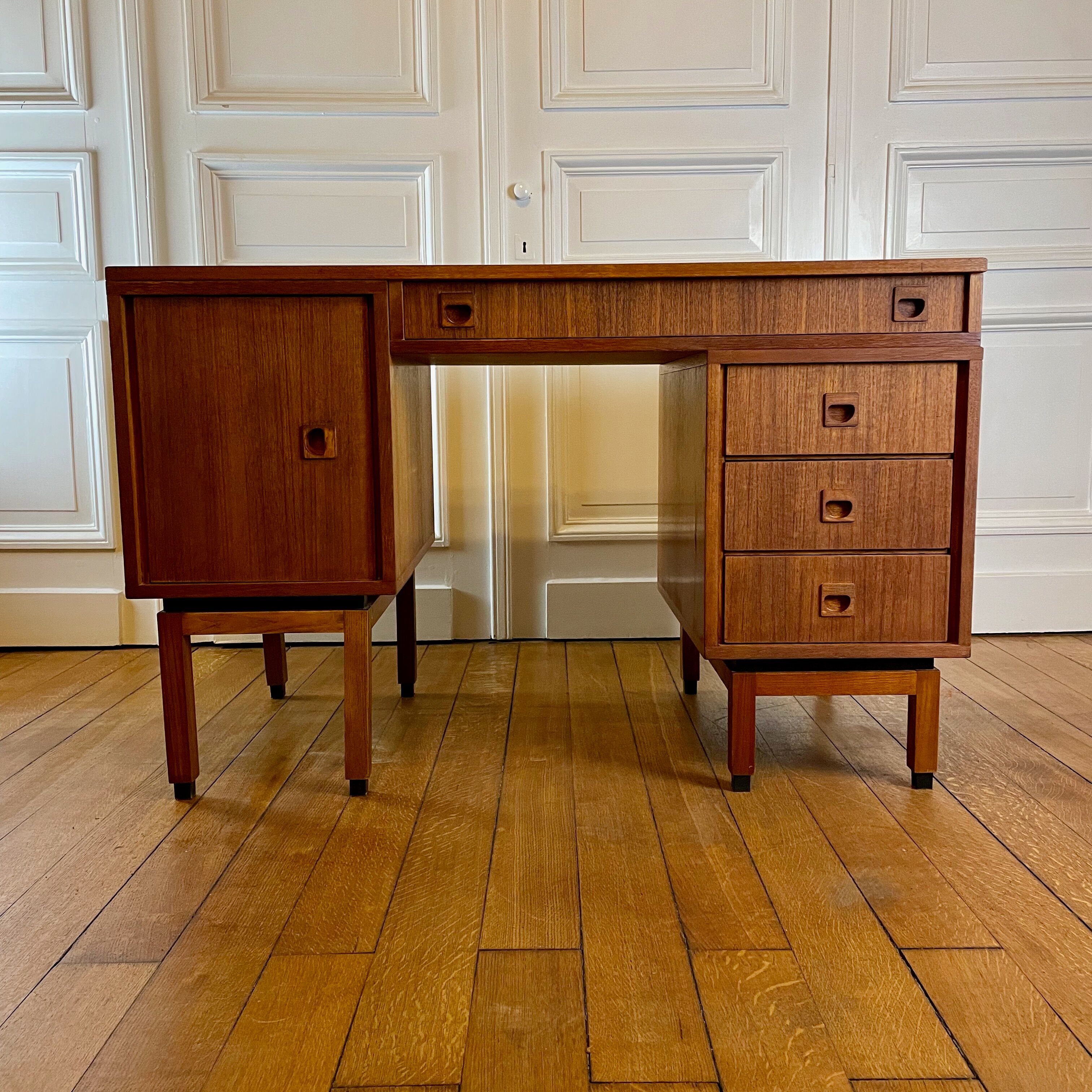 Modernist Office MDK