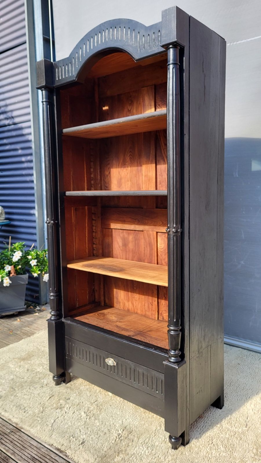 Monumental library with black two-tone oak.
