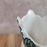 Petit vase en faïence signé Figas – décor fleuri peint à la main