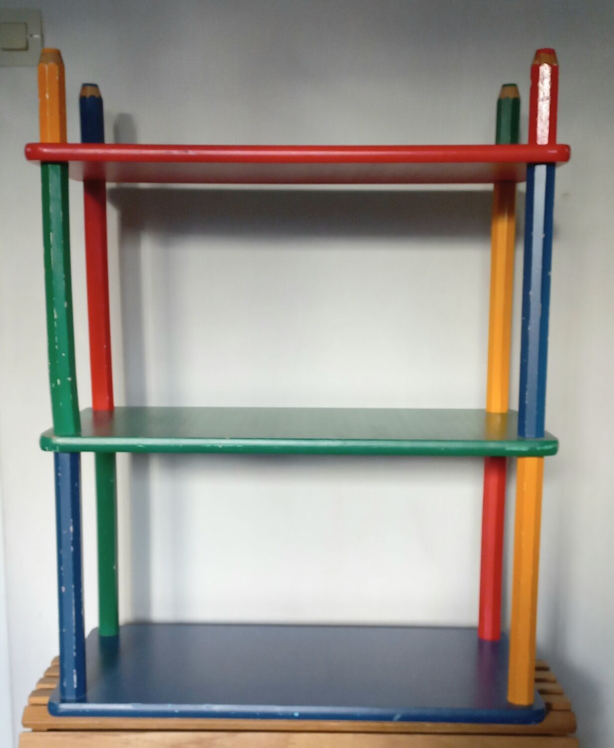 Shelf on legs, library, crayons in 4 colours.