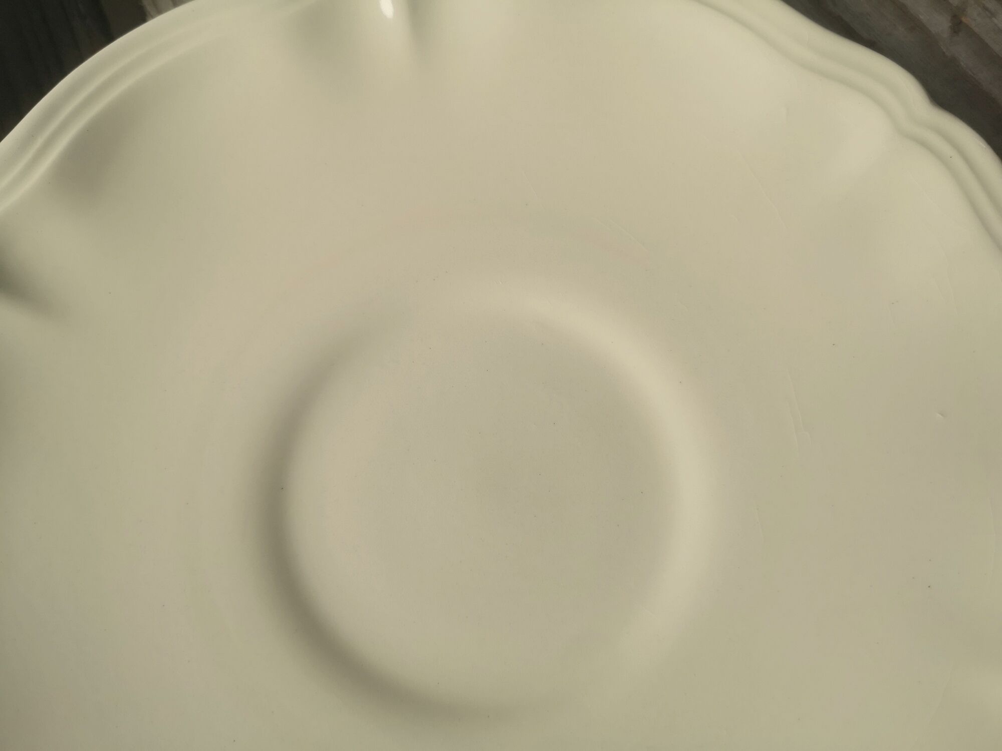 7 large saucers Sarreguemines in off-white faience