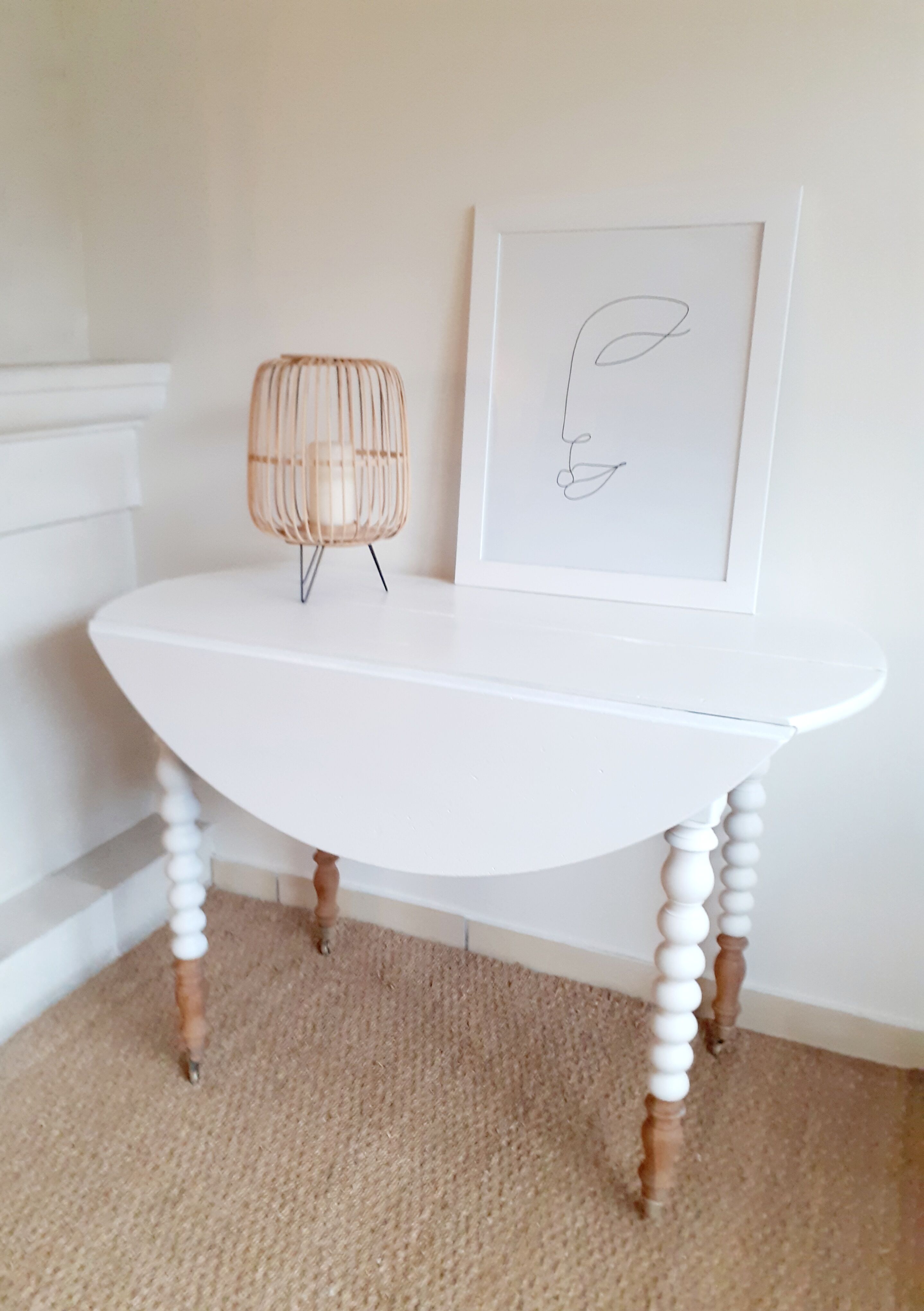 Round table with flaps