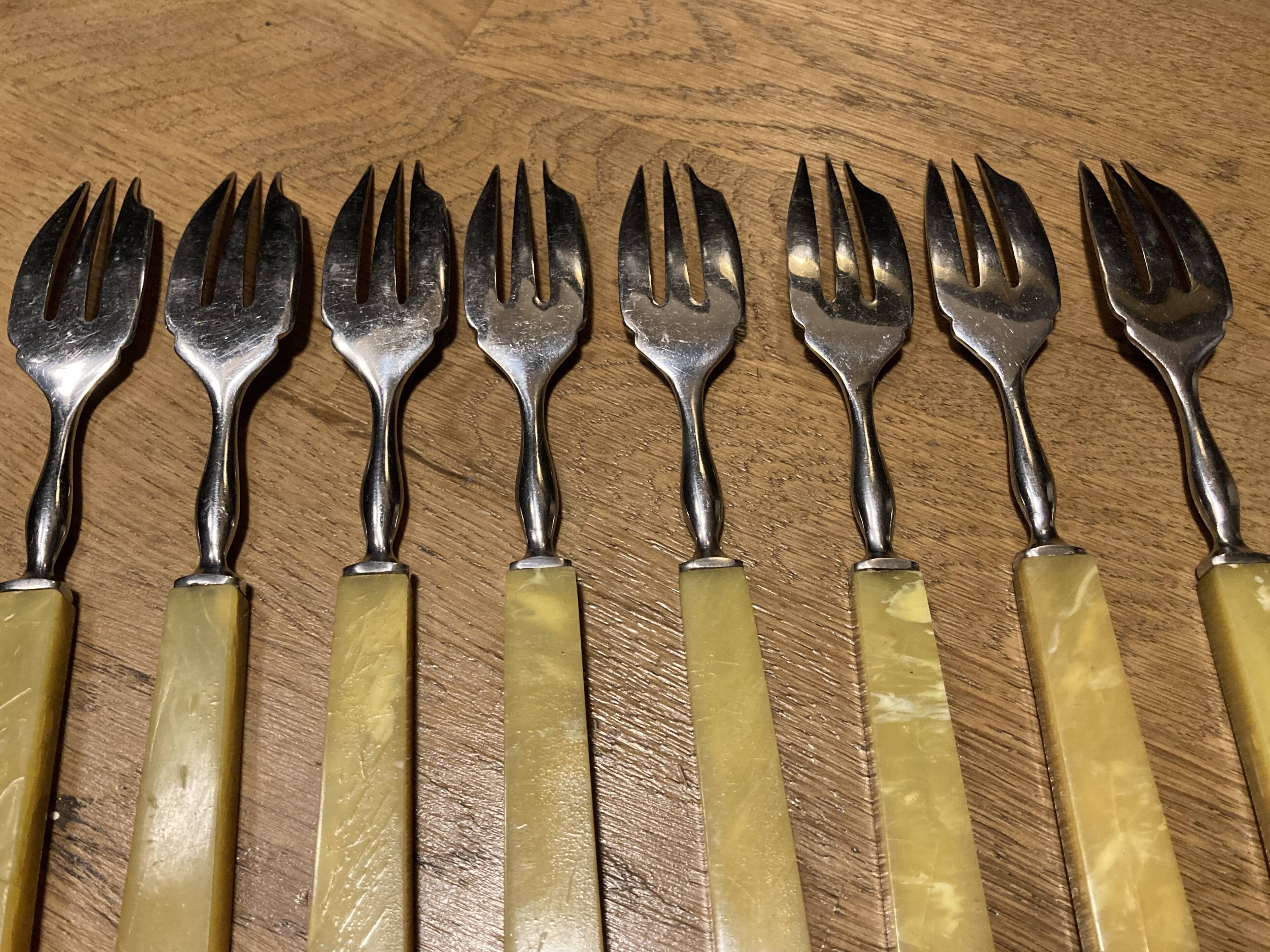 8 dessert forks