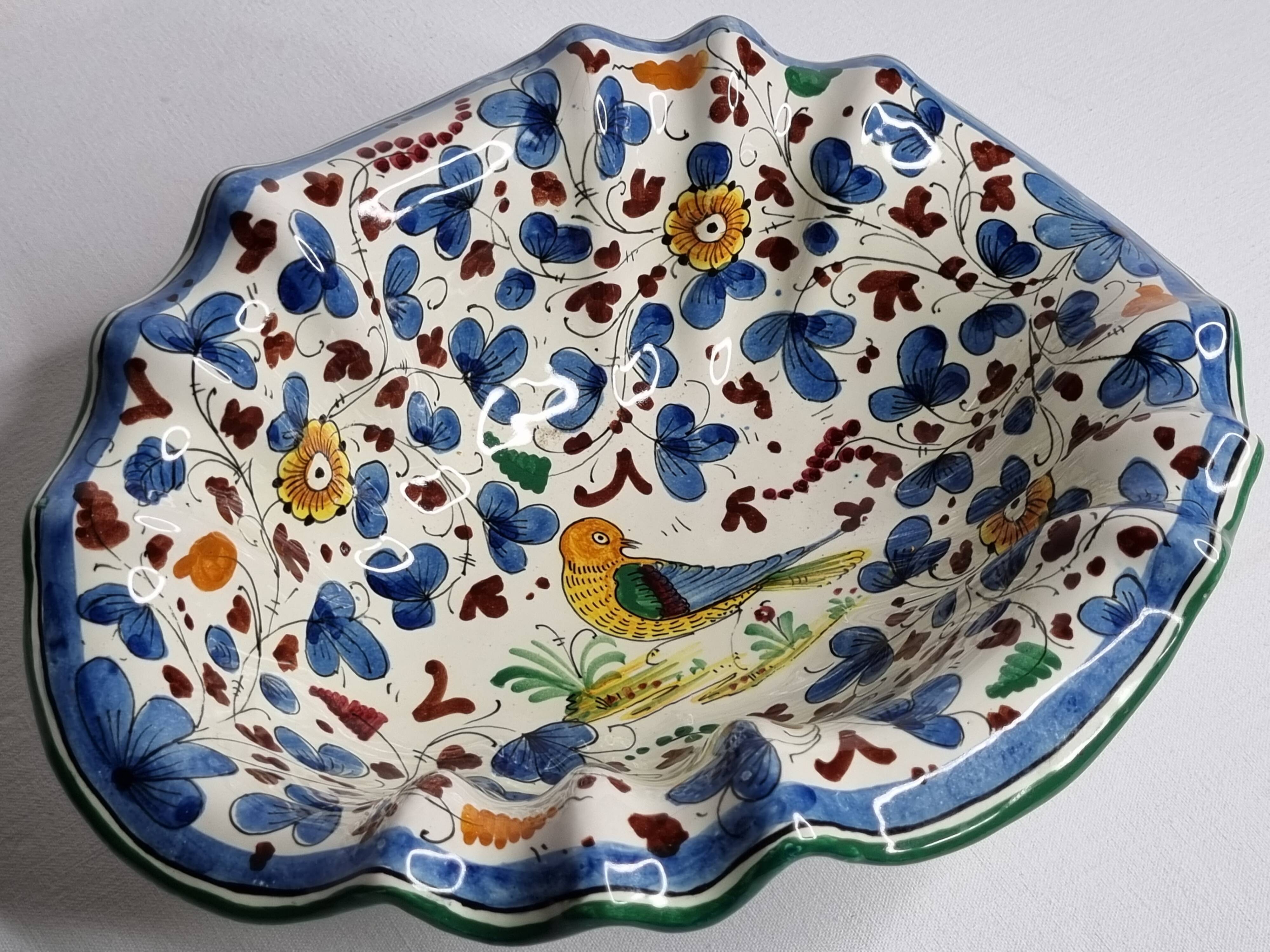 Deruta enameled ceramic bowl with bird decoration, 28 cm