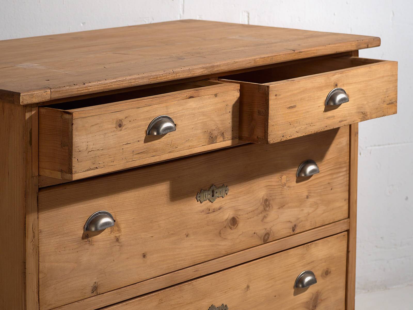 Antique four-drawer chest of drawers (circa 1920)