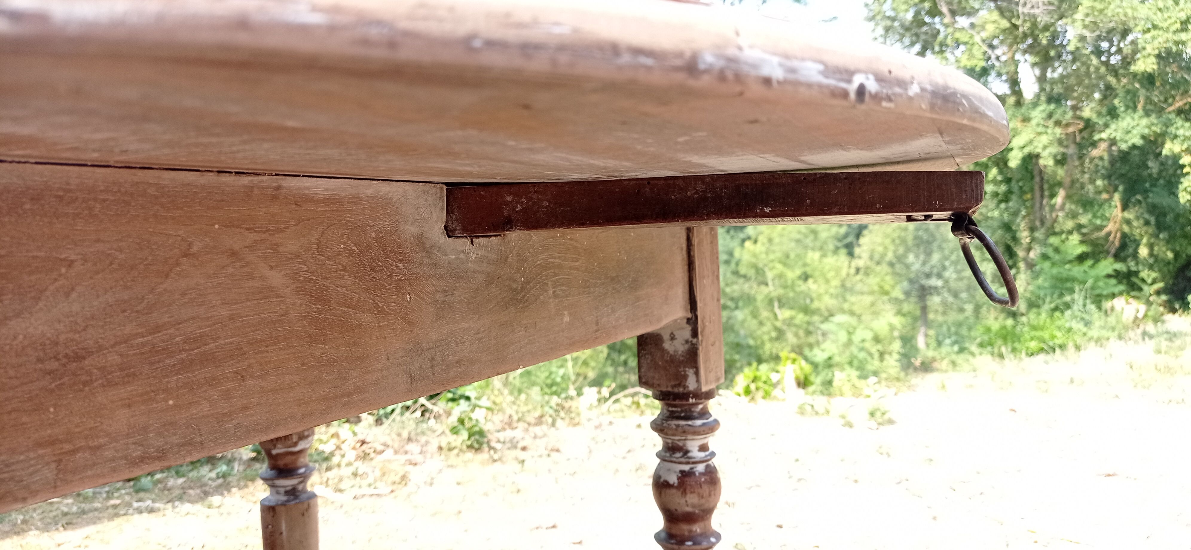 Round table of round farm with flaps