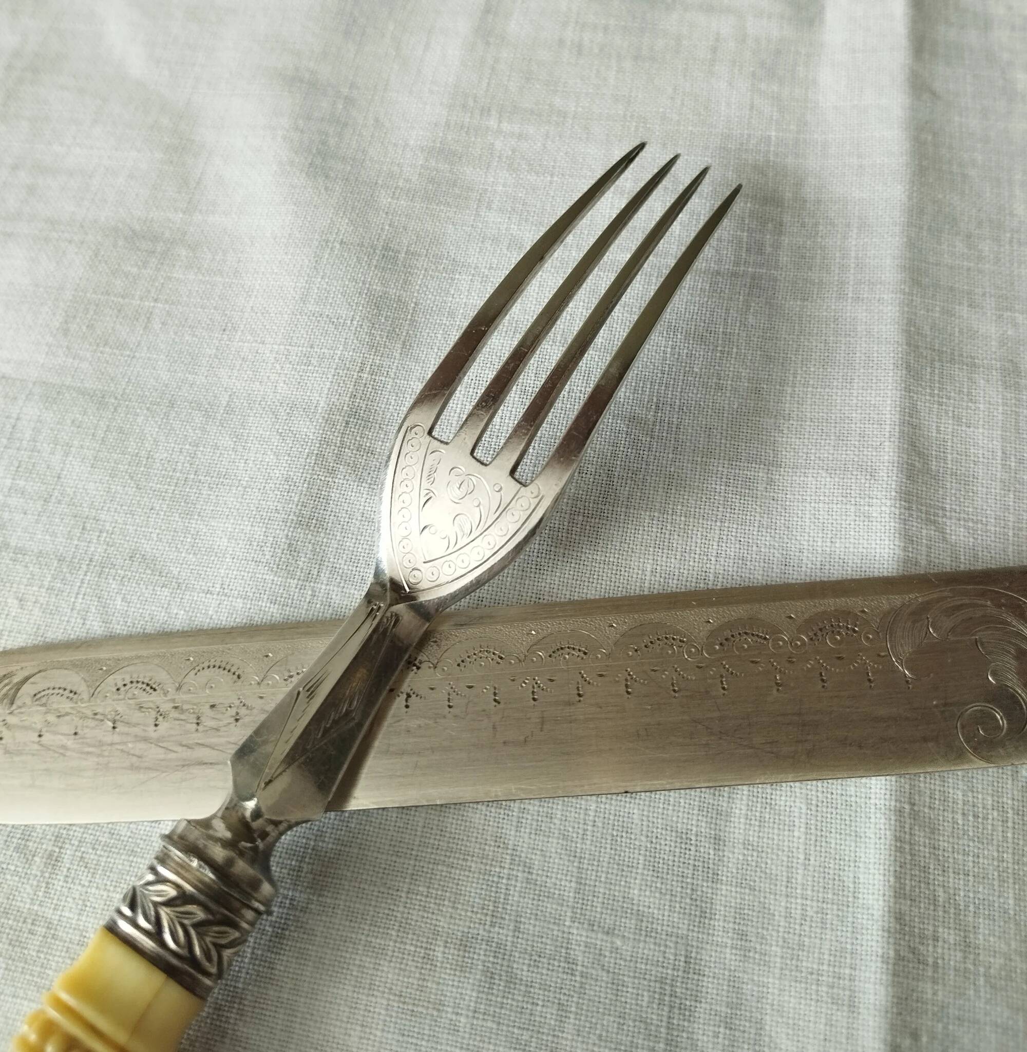Silver-plated metal dessert cutlery in English Art Deco style