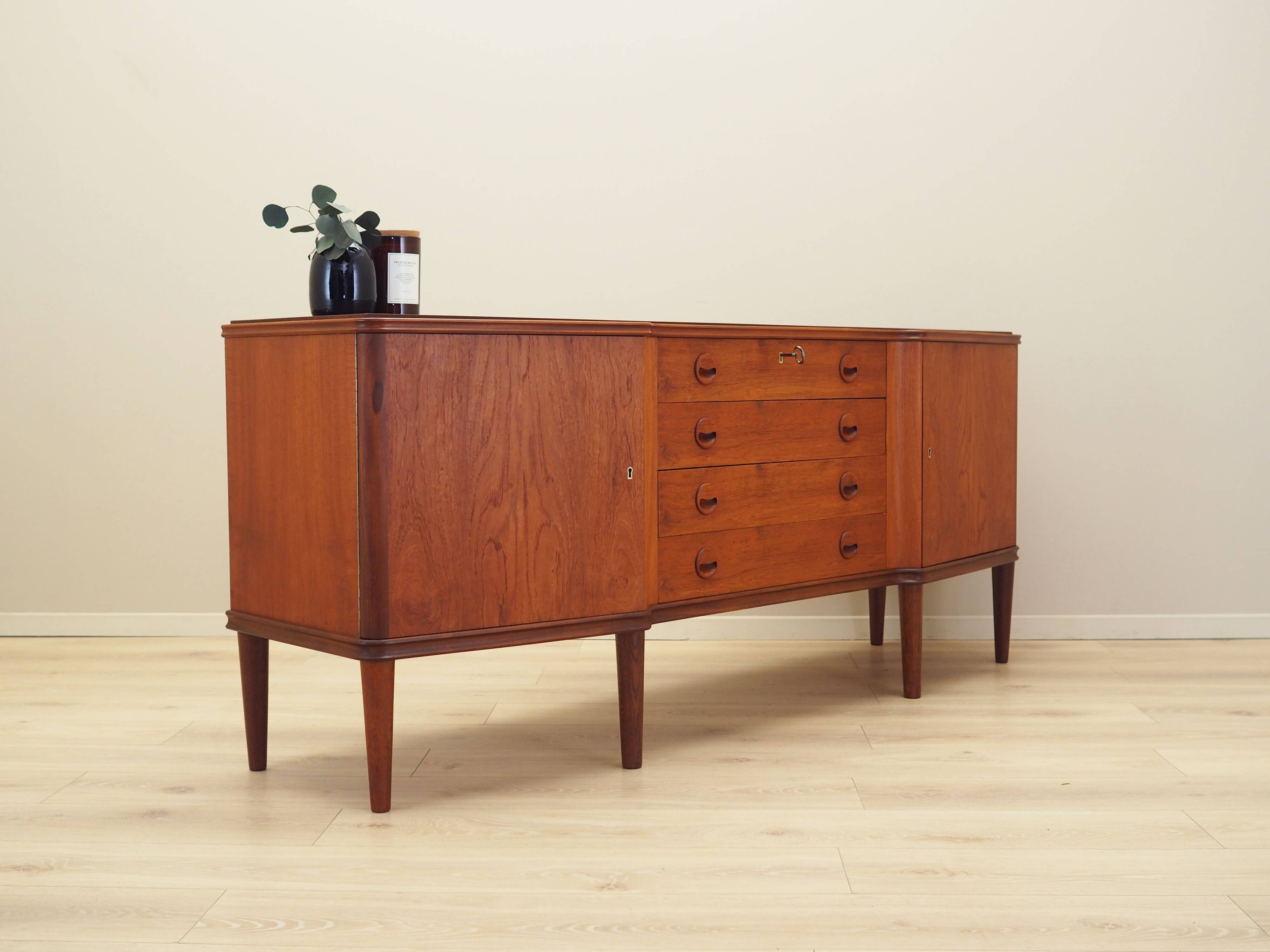 Buffet en teck, design danois, années 1960, production : Danemark
