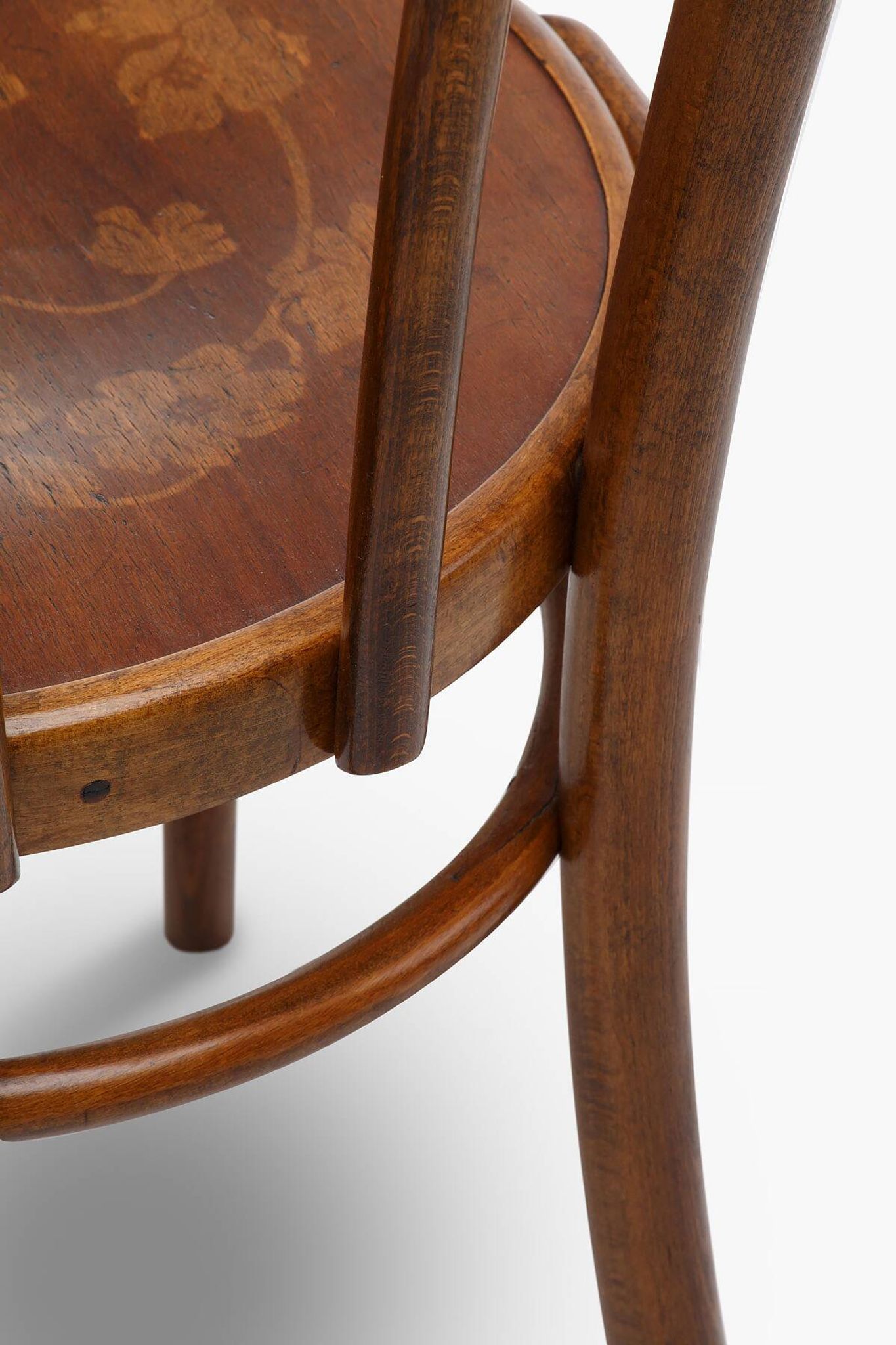 Chaise en bois courbé avec motif floral