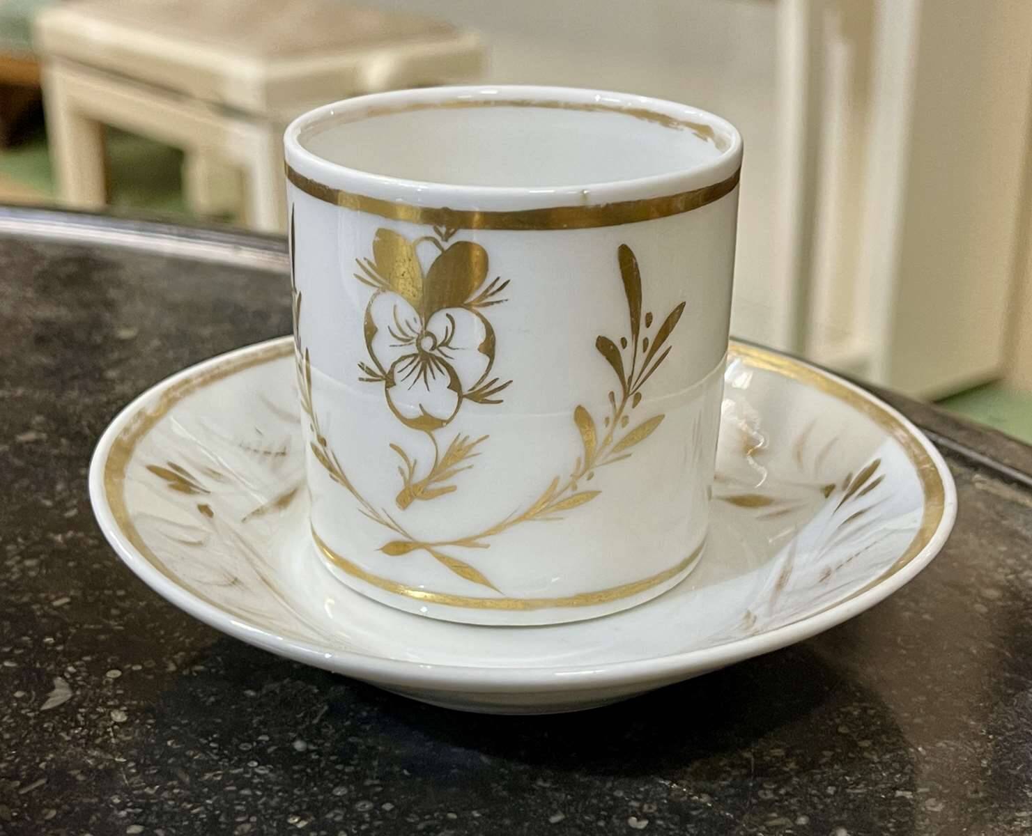 Set of 4 cups and saucers from the early 19th century in Paris porcelain