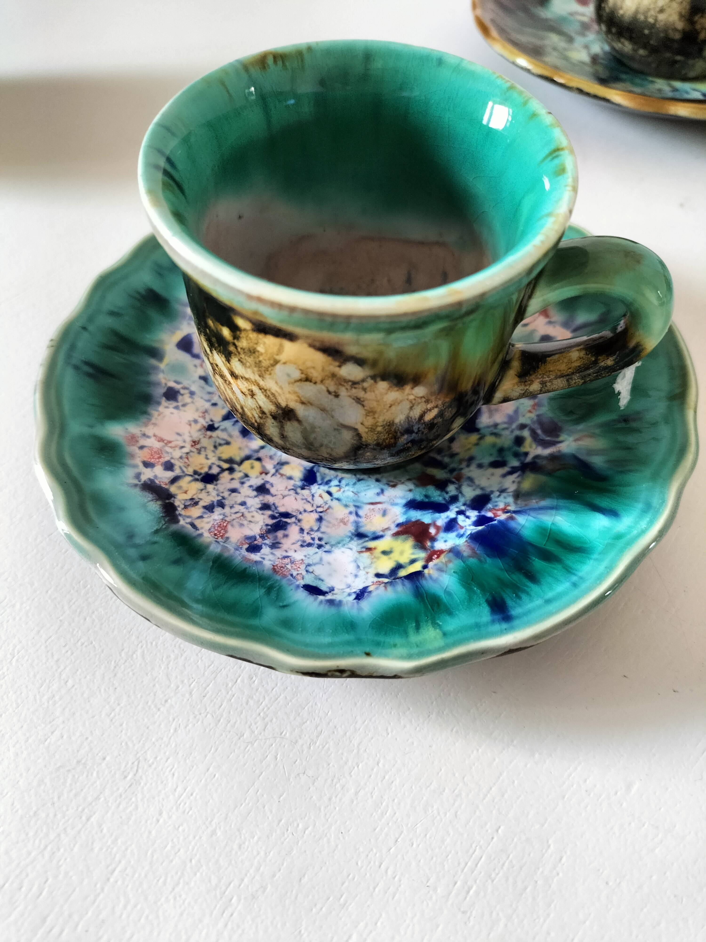Tasses et soucoupes Morvan en céramique émaillée polychrome