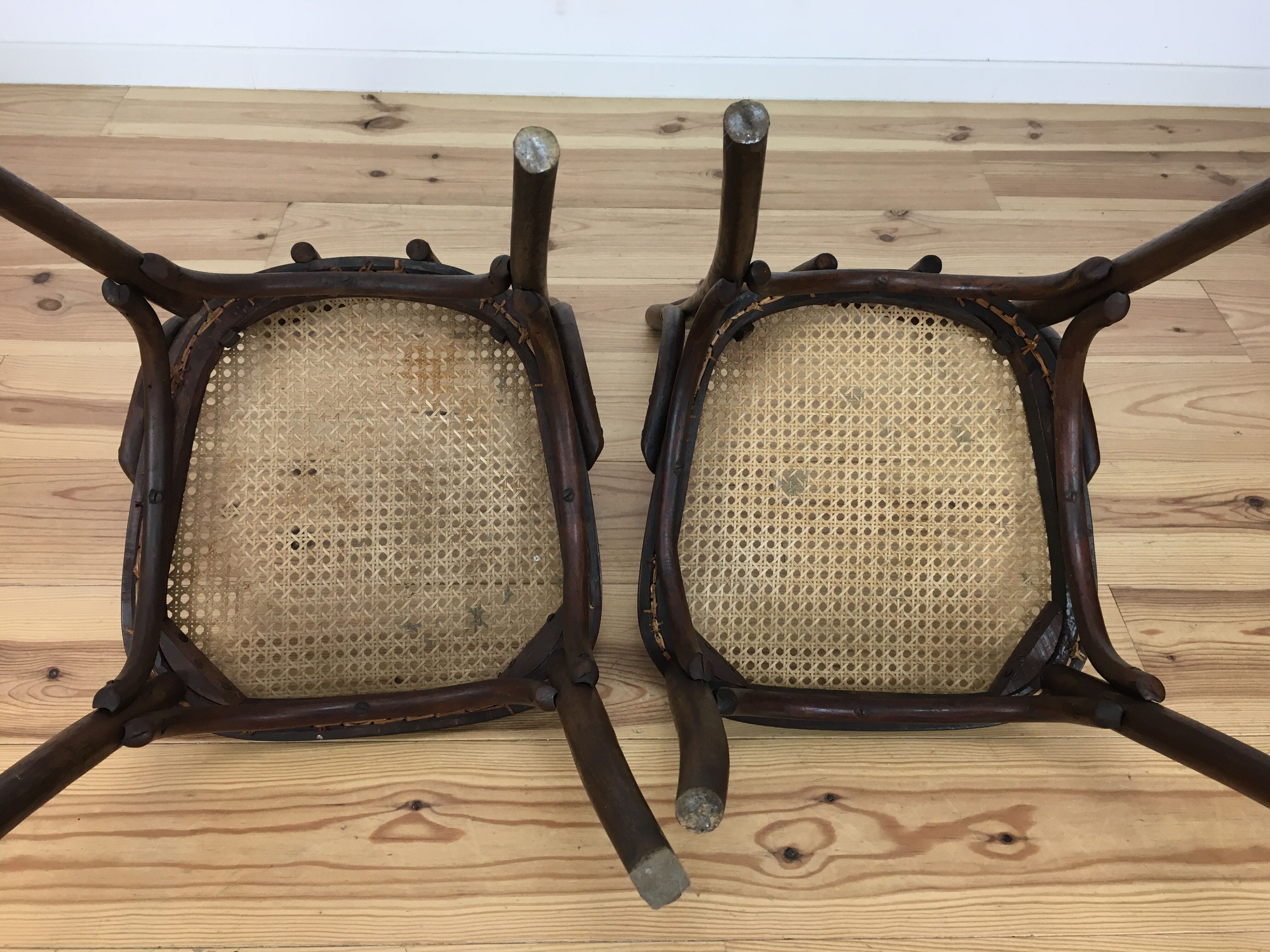 2 chairs in curved wooden and canning