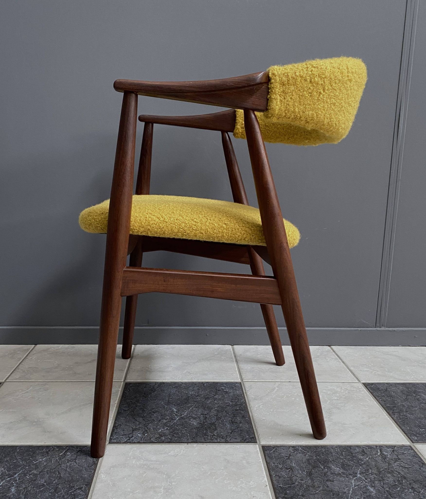Chaise Thomas Harlev modèle 213 en Boucle jaune