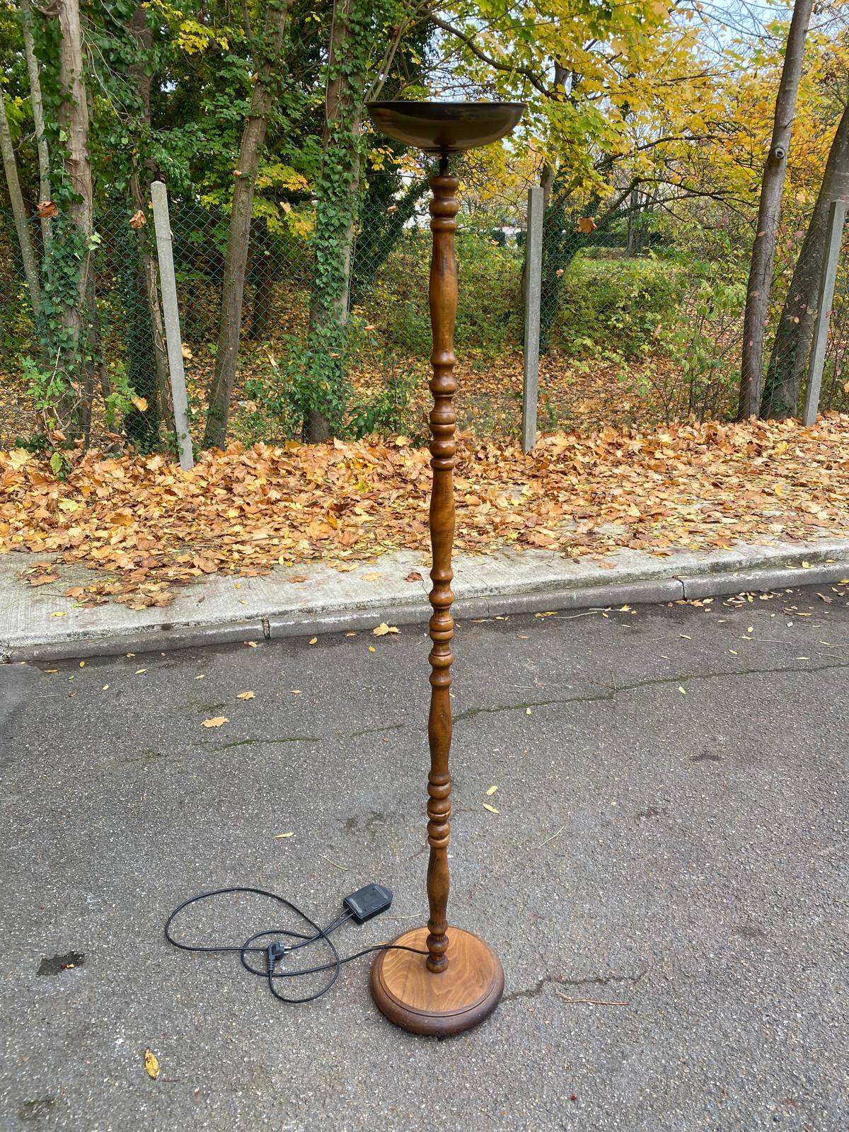 Lampadaire vintage italien Relco Milano en bois massif sculpté