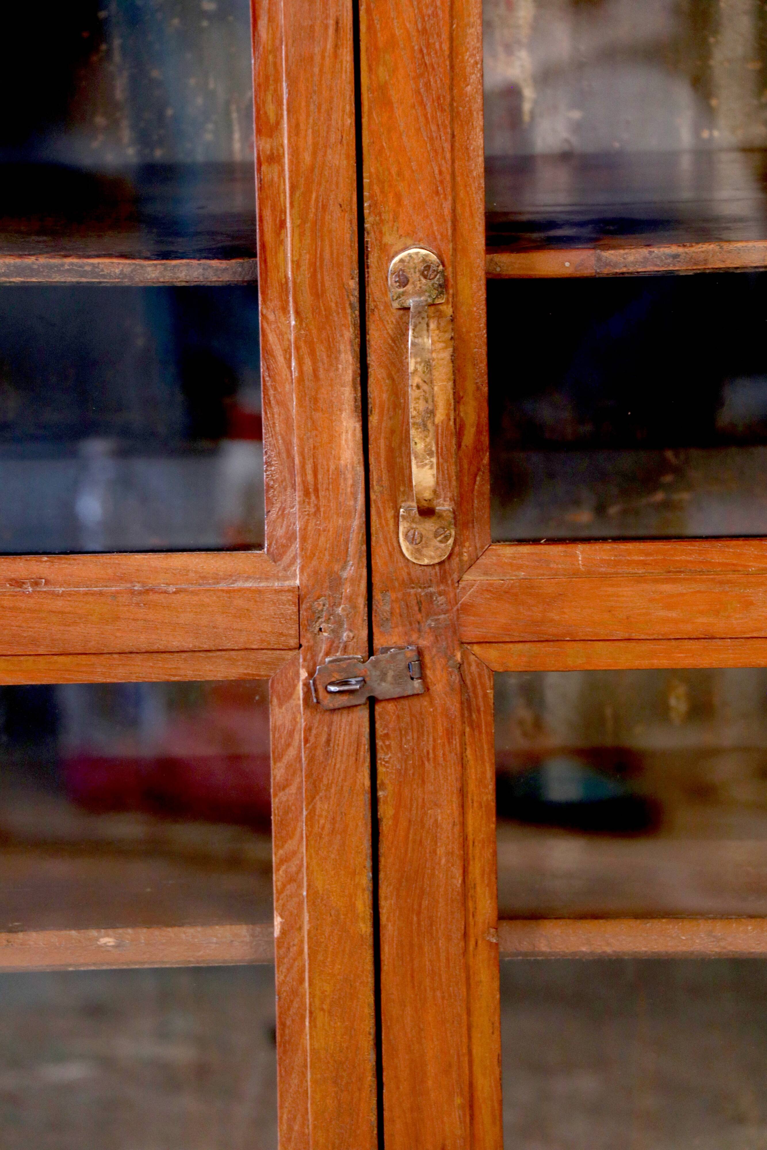 Ancien cabinet vitré en teck birman