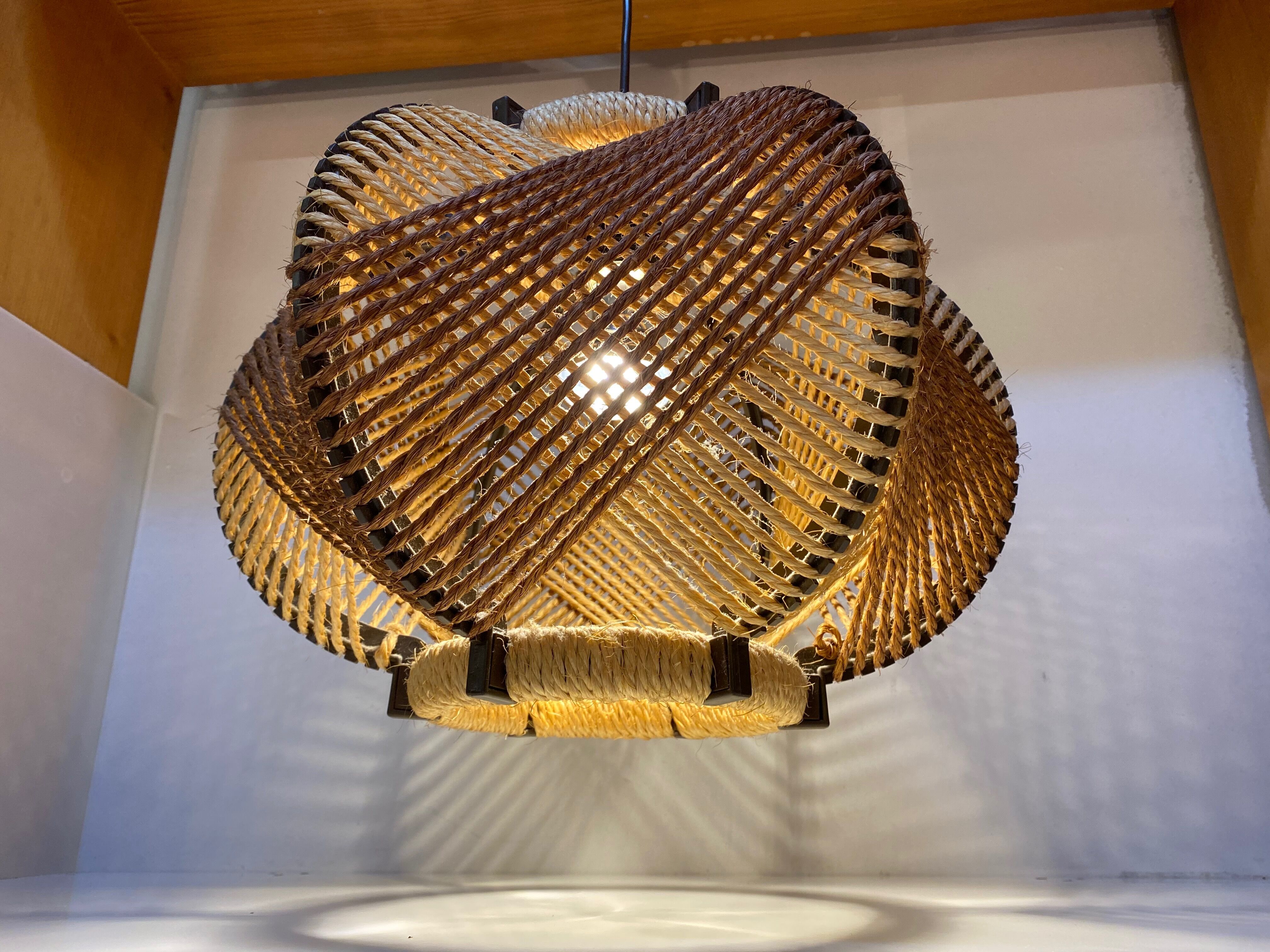 Scandinavian hanging lamp in plastic and stretched wire, 1950