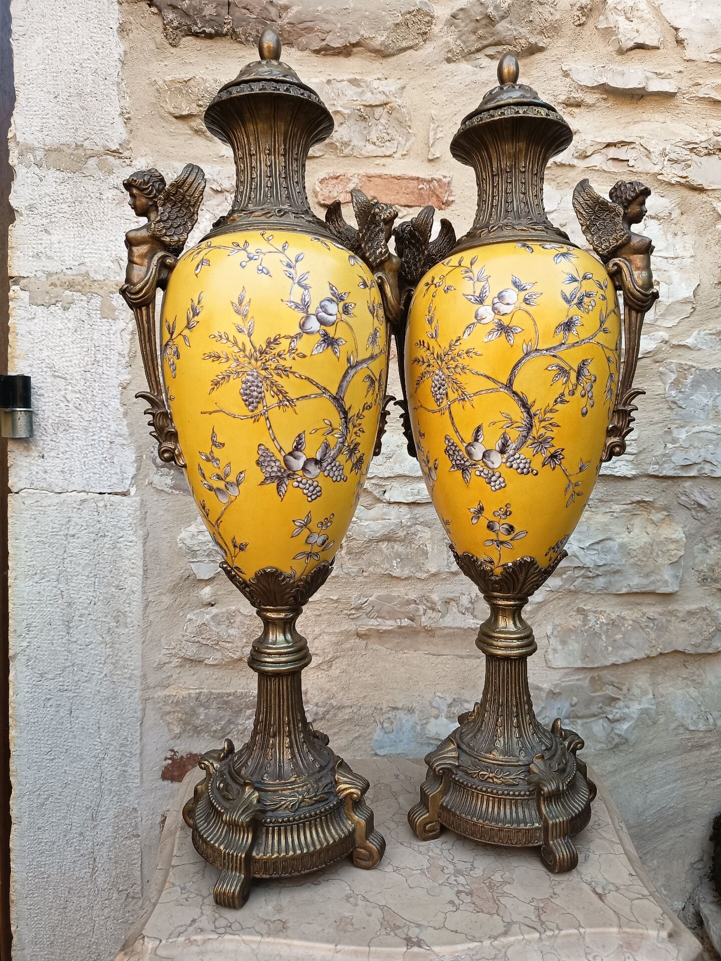 Paire de grands vases couverts - 60cm - faïence jaune