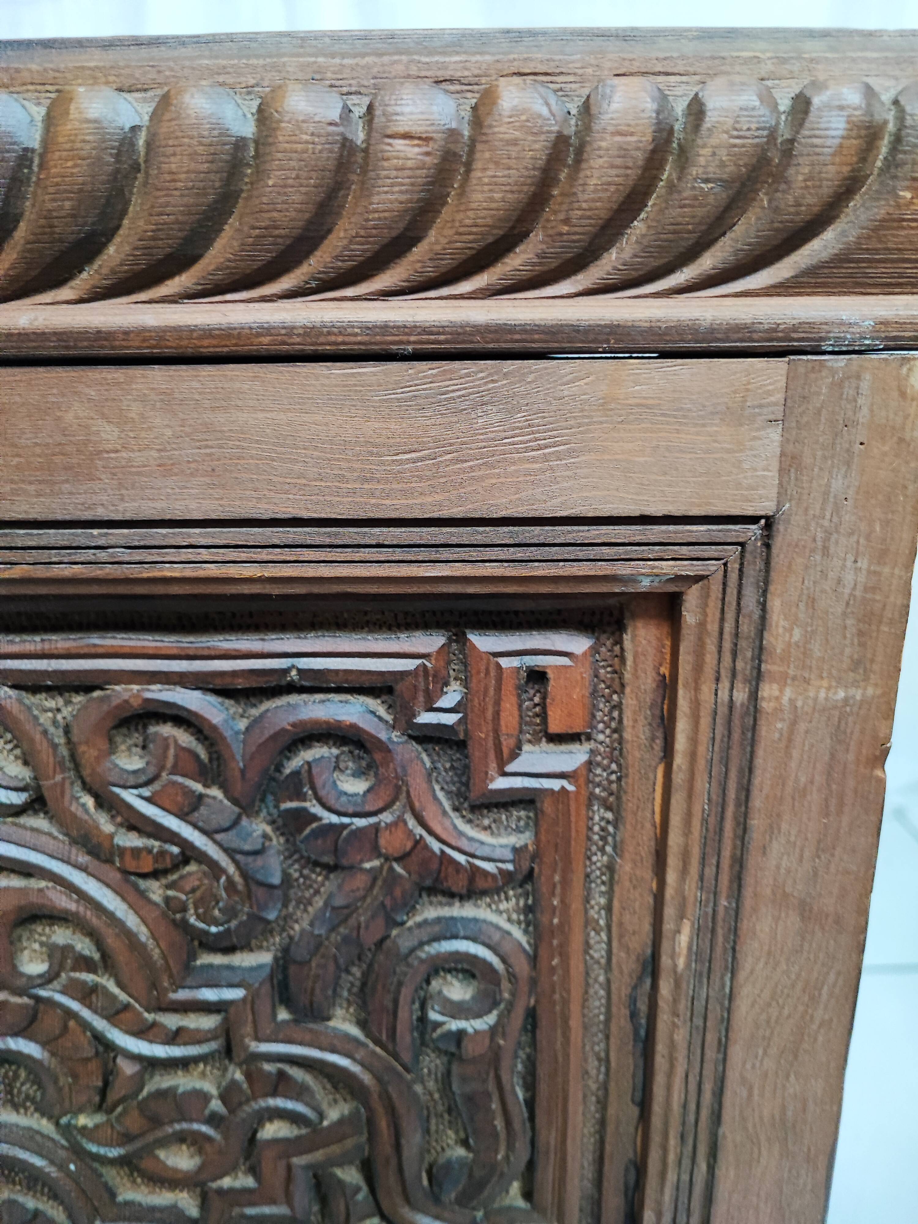 Ancien coffre en bois sculpté oriental