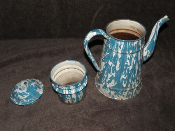Cafetière vintage en émail bleu ciel français