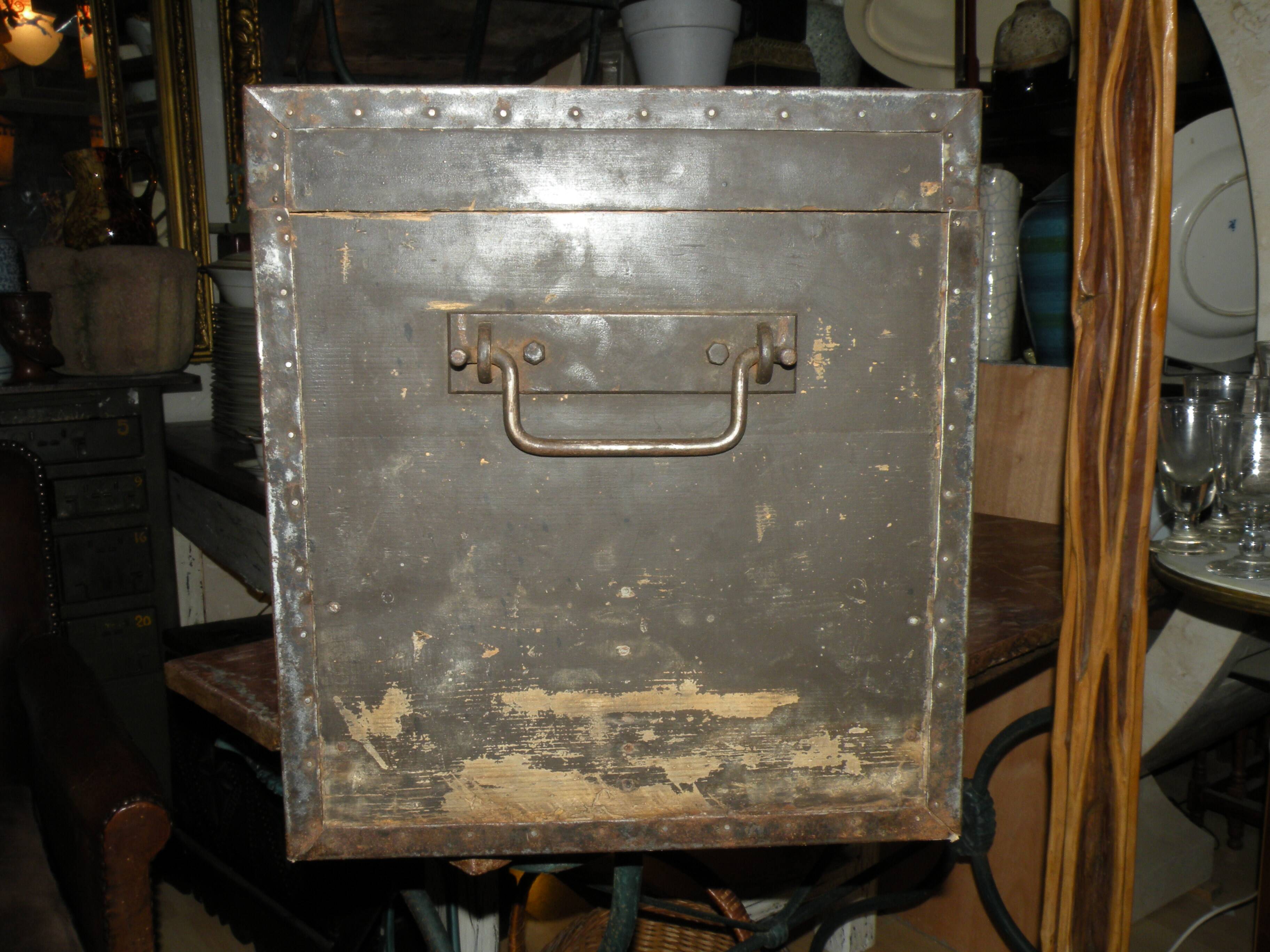 Beautiful cabinetmaker's trunk in wood and metal from the 1900s. With 3 storage compartments
