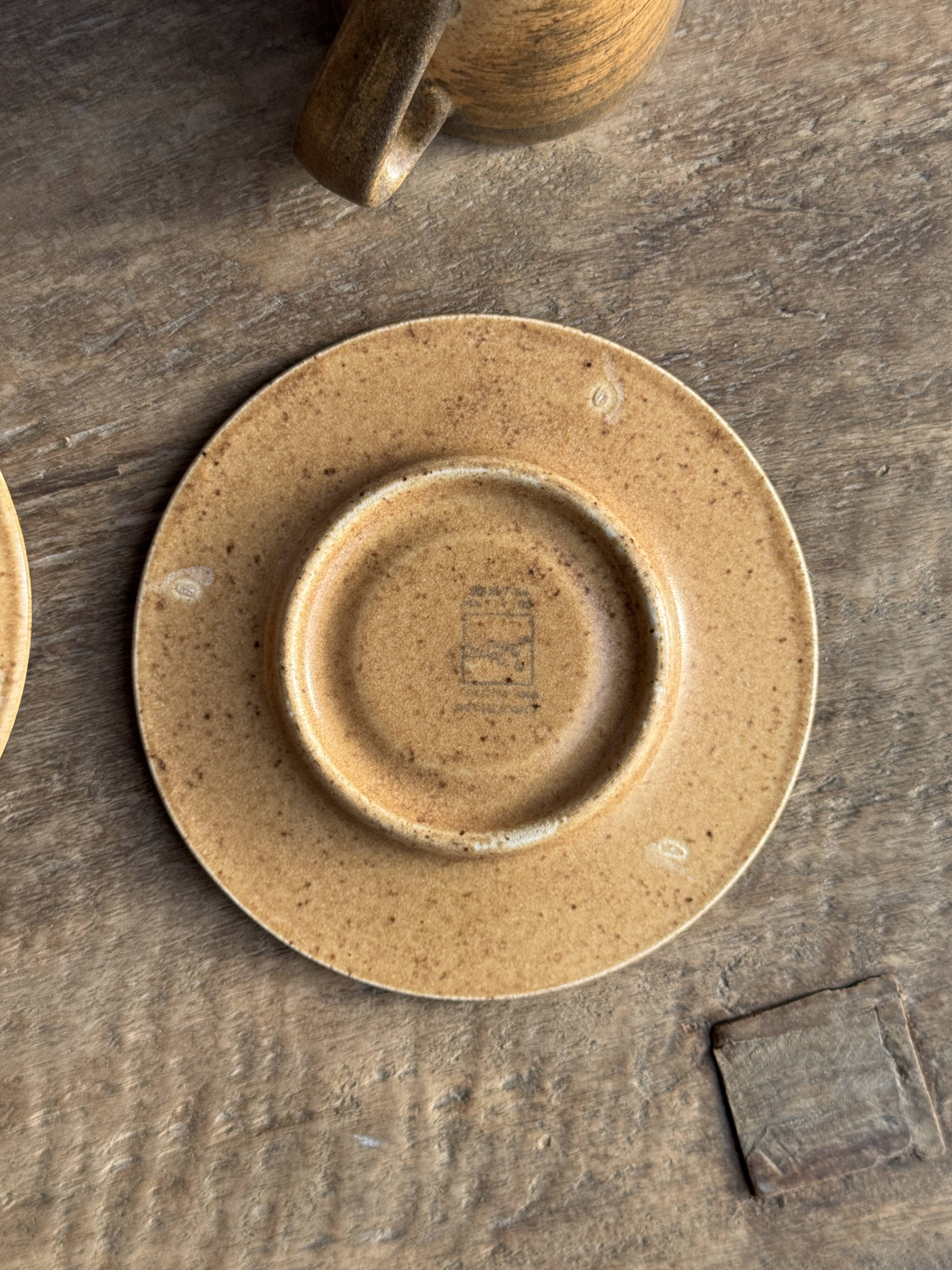 Set of 10 cups and 7 saucers ochre stoneware H7