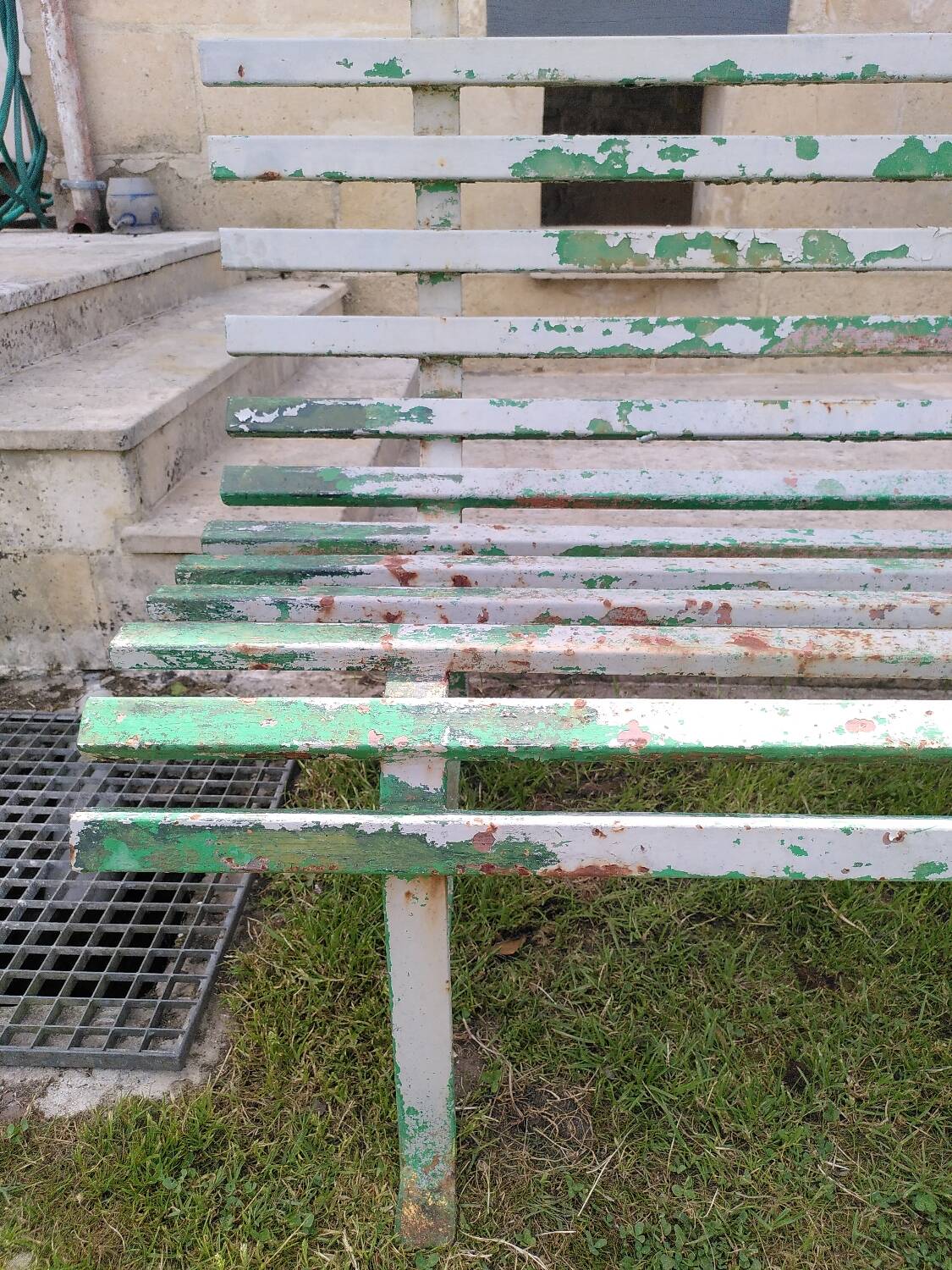 Ancien banc de jardin en métal