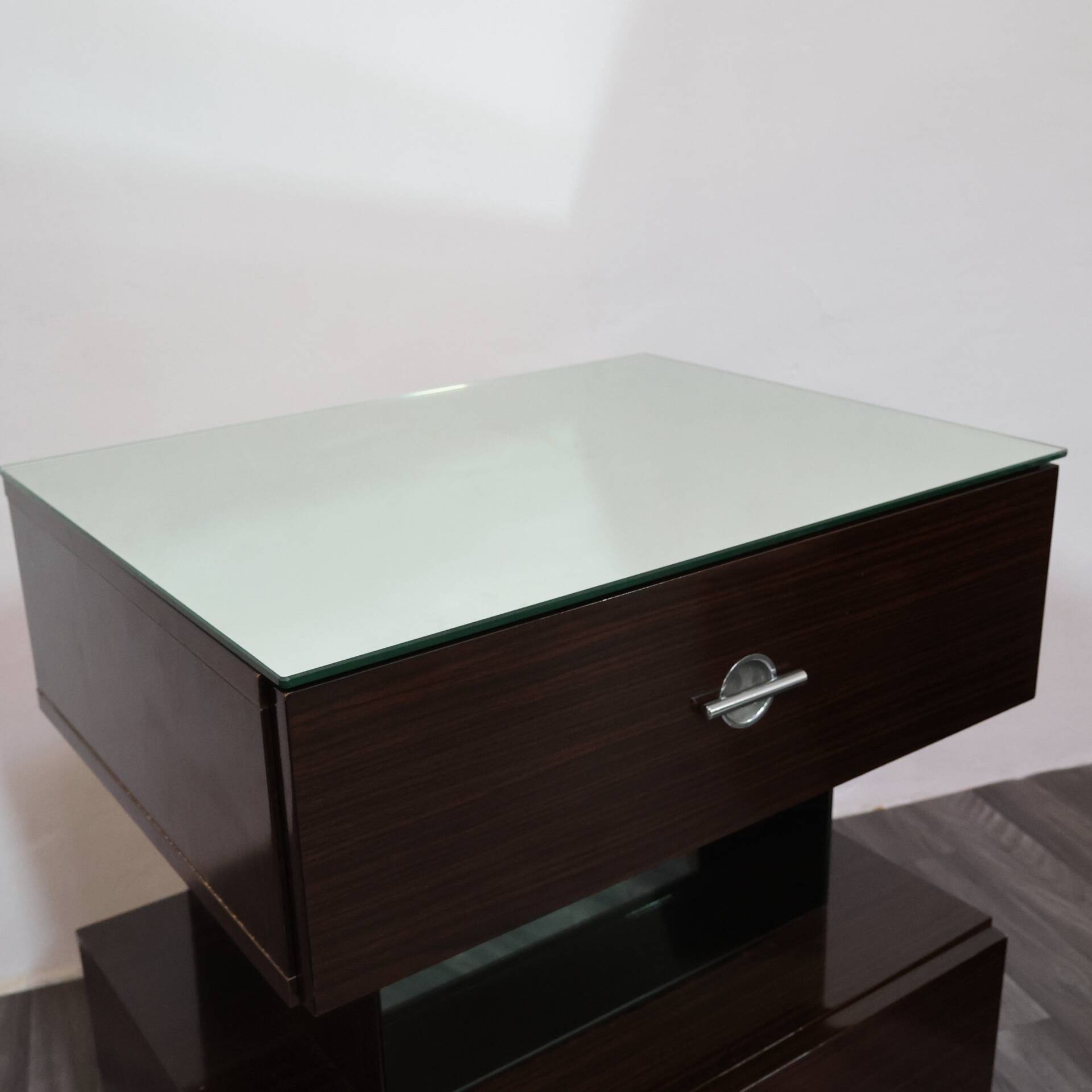 Paire de chevets en ébène design cubique années 80