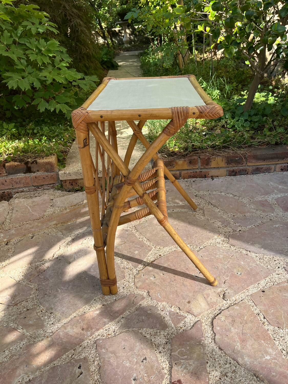 Bout de canapé - table d’appoint en rotin