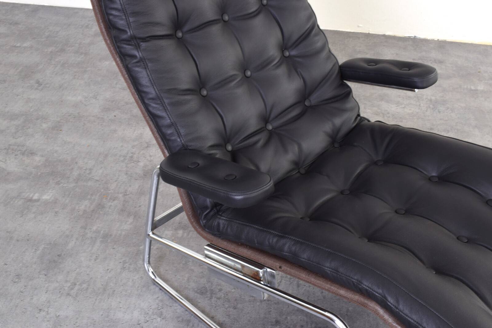 Bauhaus Leather and Chrome Model Fenix Chaise Longue by Sam Larsson for Dux