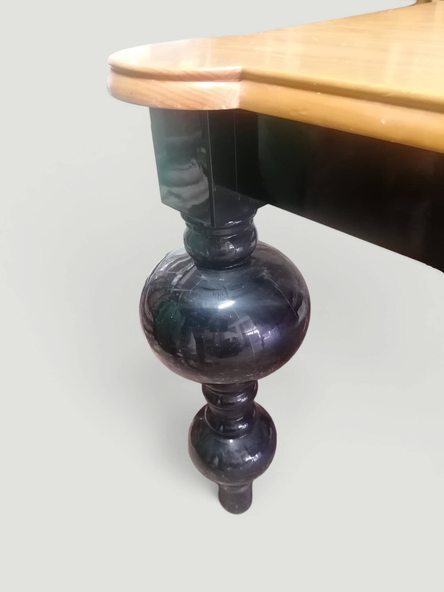 Grande table à manger design en bois clair et bois laqué noir. 2x1m
