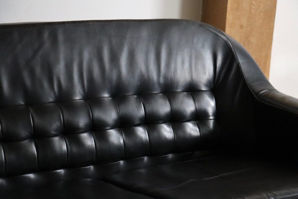 Arne Halvorsen sofa model '2010' in black leather, Norway, 1960s