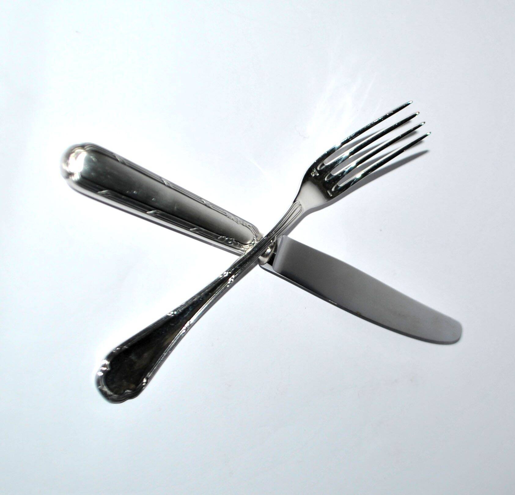 Ercuis set of 2 Trianon metal-plated dessert cutlery with crossed ribbon for cheese starter.