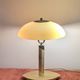 Lampe à poser vintage revisitée – Métal doré & Abat-jour opaline