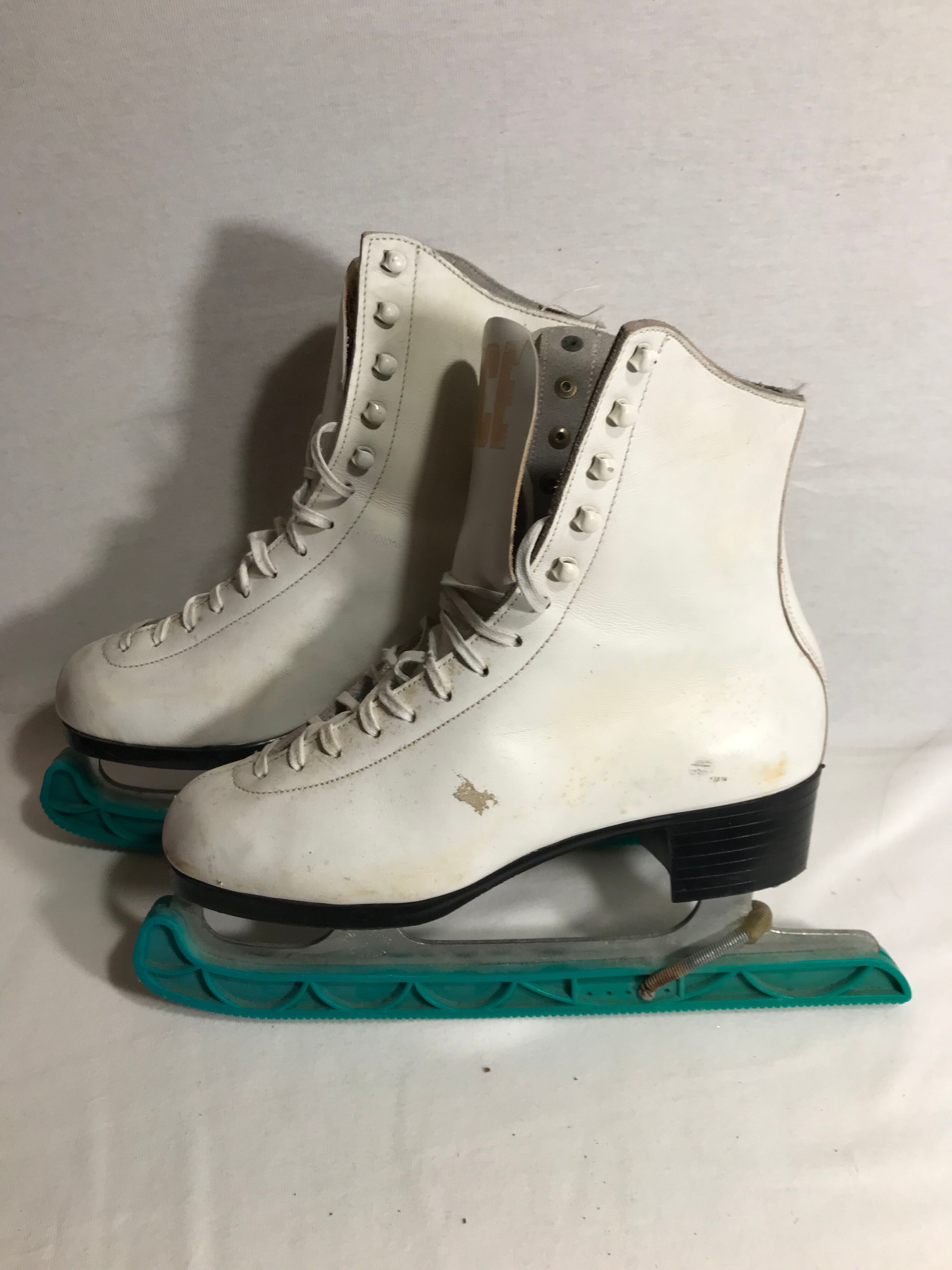 Old pair of ice skates alviera leather white size 39 vintage