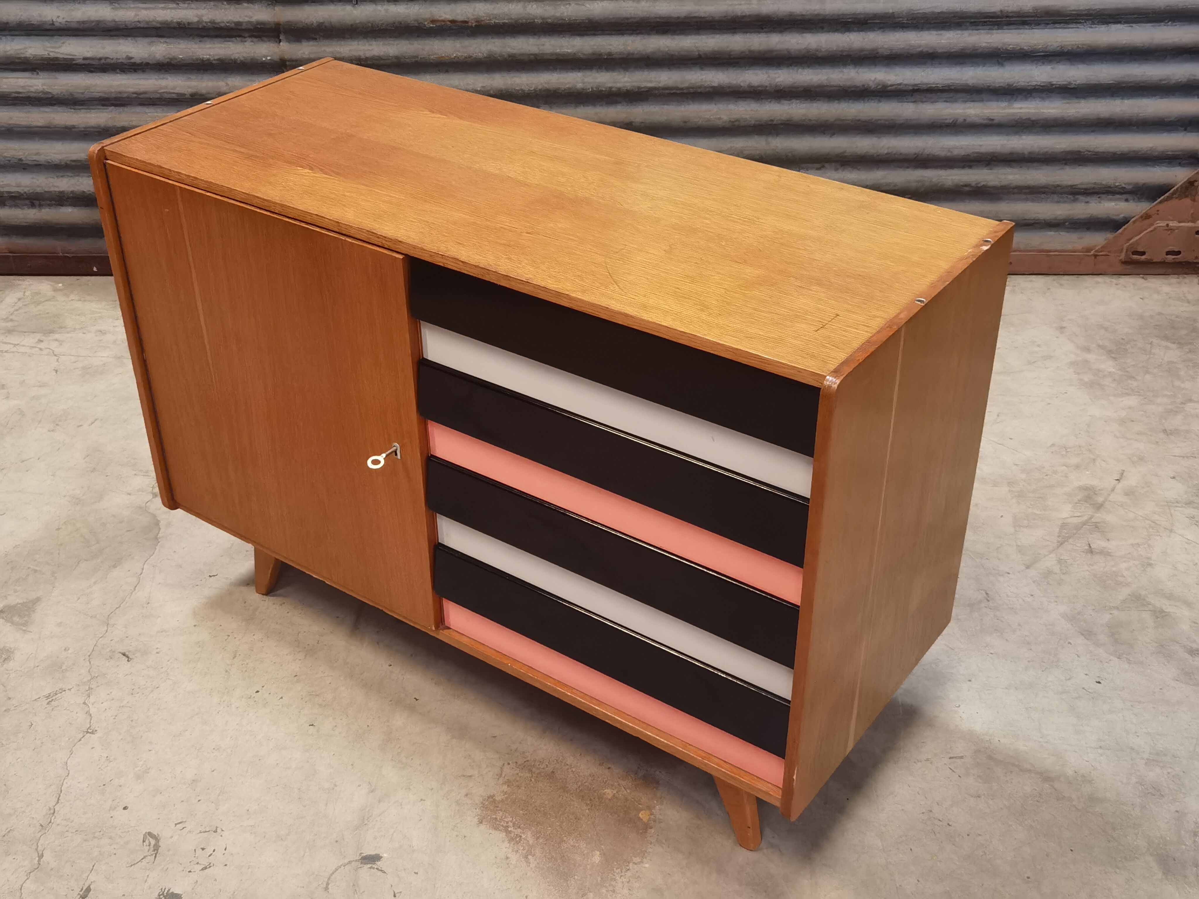 Buffet U 458 Jiri Jiroutek pour Interier Praha 1960