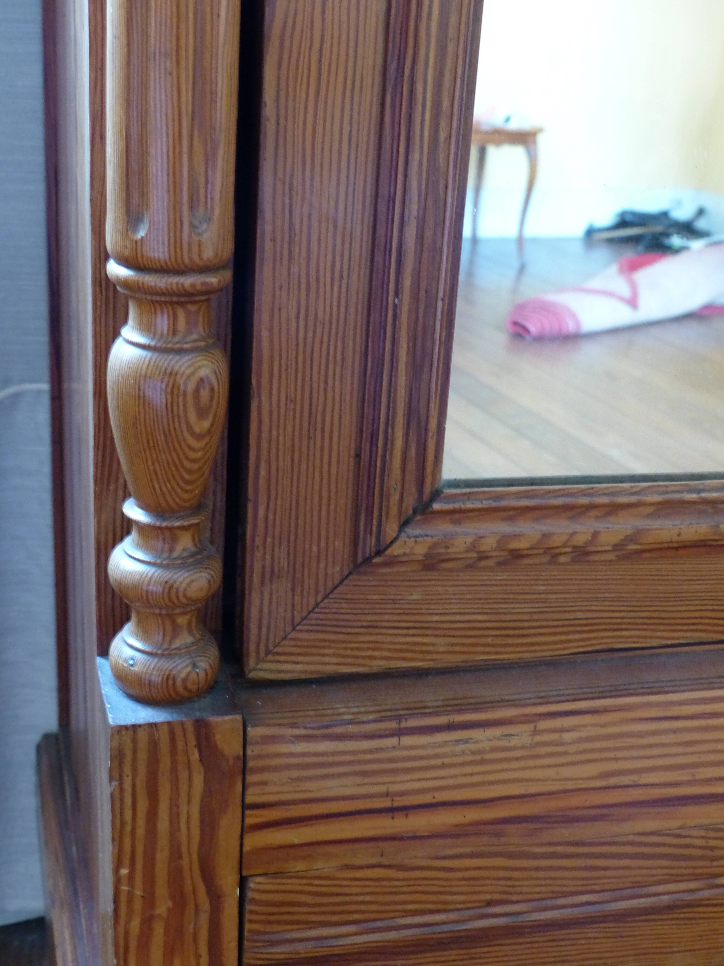 Pitch pine wood mirror bonnetiere