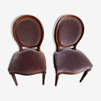 Set of 2 brown medallion chairs