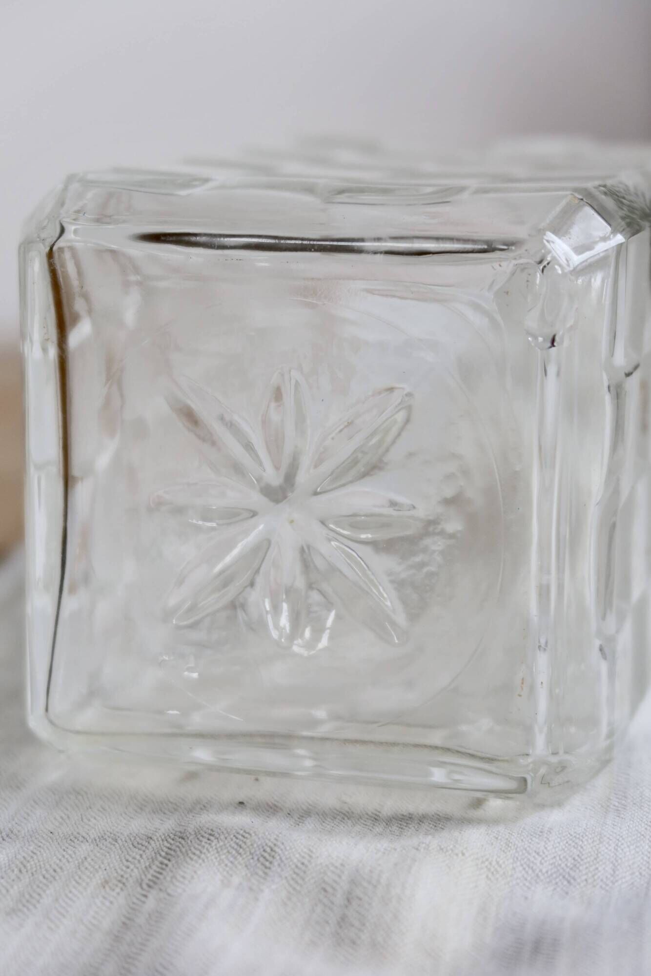 Vintage whisky carafe in transparent and frosted glass - Checkered pattern