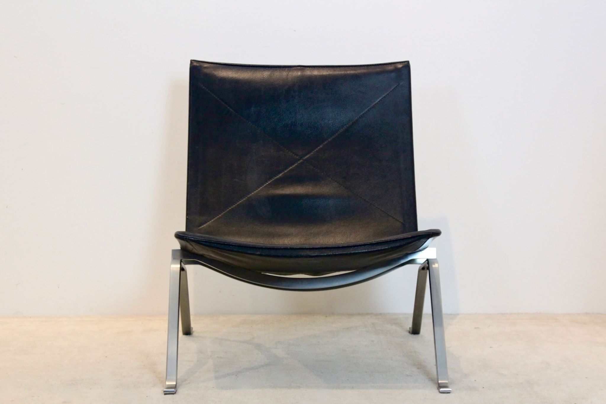 PK22 chair in black leather Poul Kjærholm for Fritz Hansen