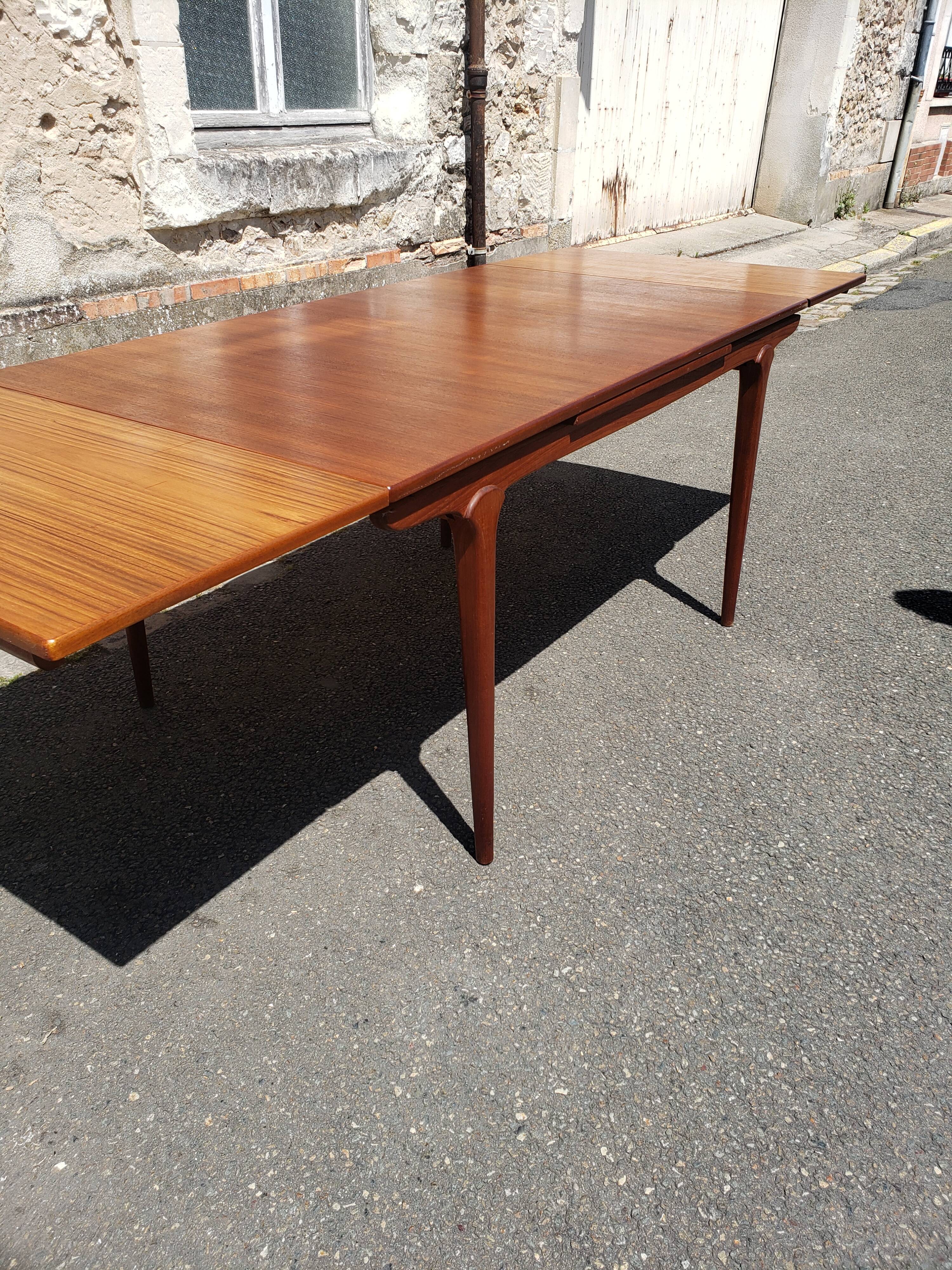 Scandinavian teak table expandable