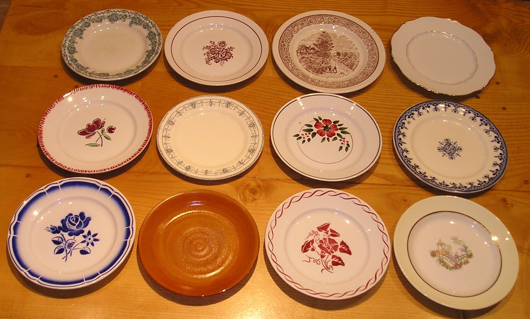 Set of 12 different flat plates