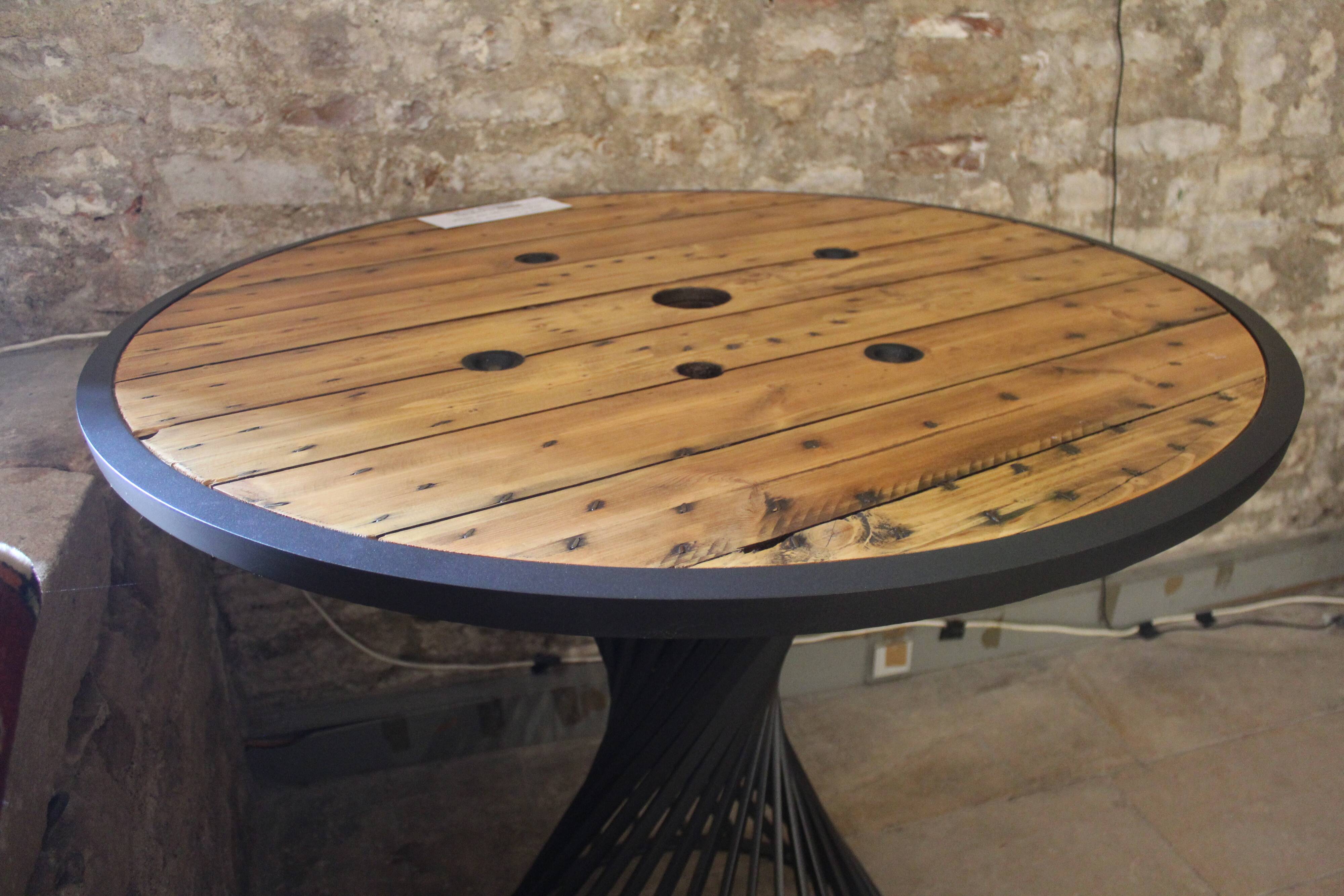 Mange debout piètement fer époxy