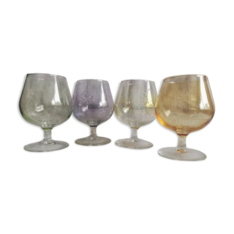 Suite de 4 verres à alcool