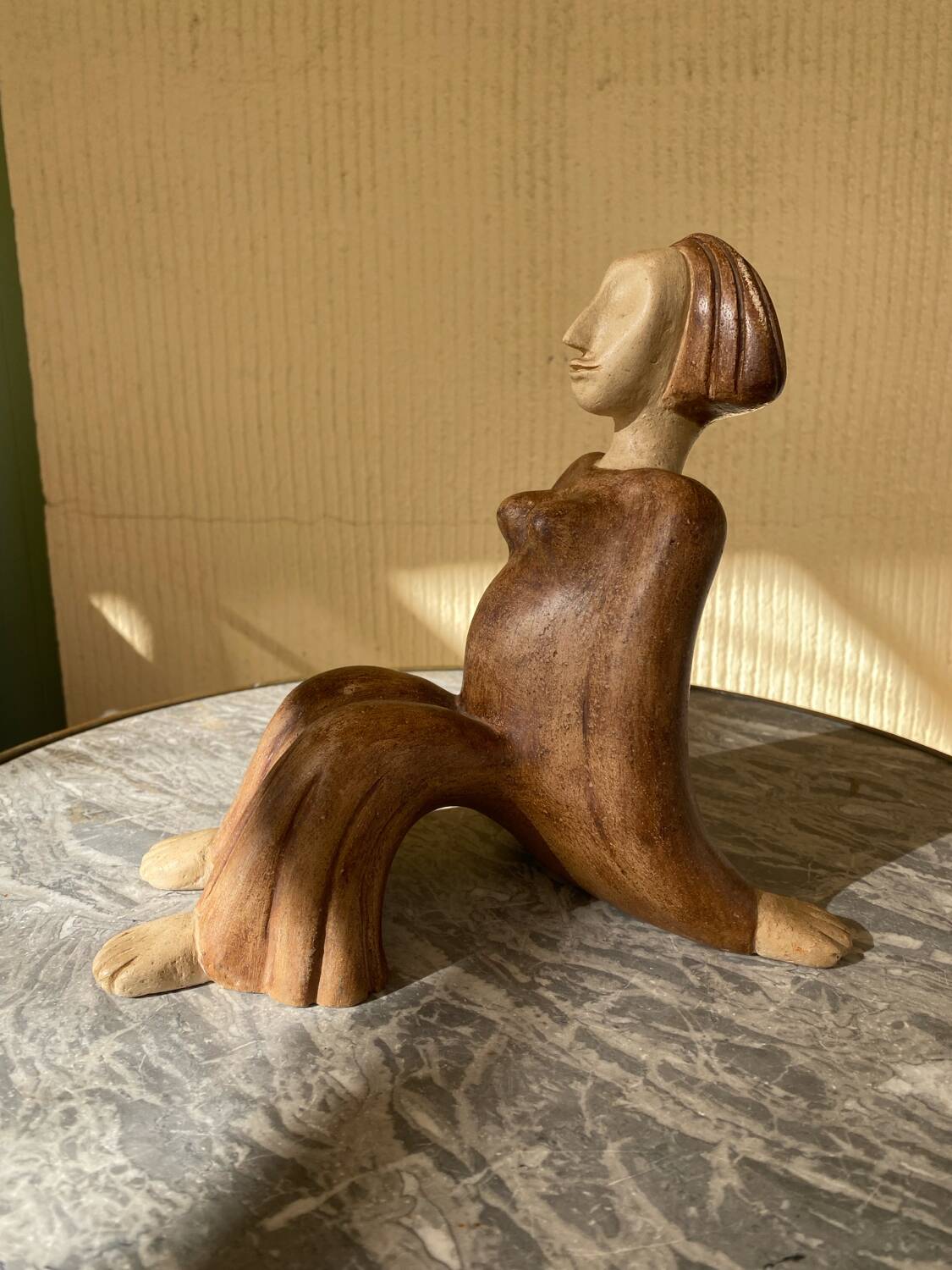 Sculpture féminine en gres signée