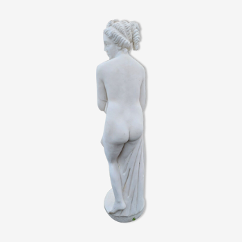Statue de femme nue drapée